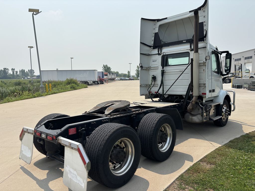 Slide images of 2020 VOLVO VNR