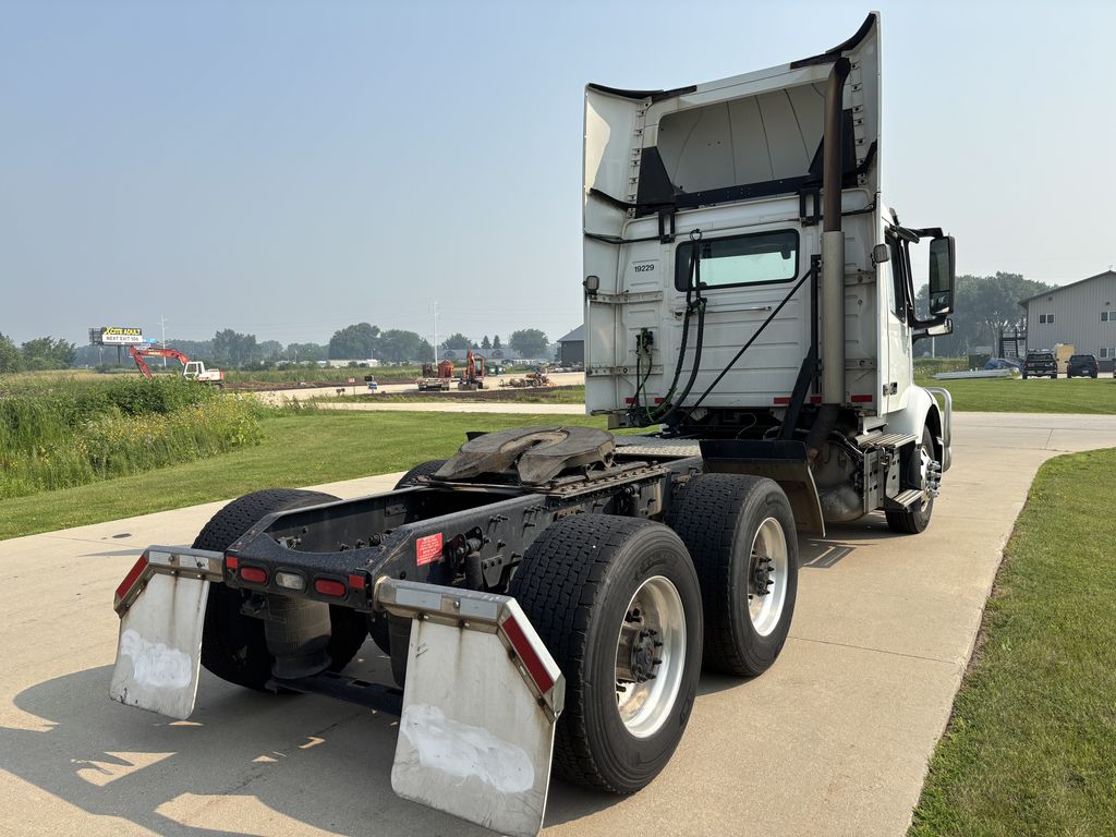 Slide images of 2020 VOLVO VNR