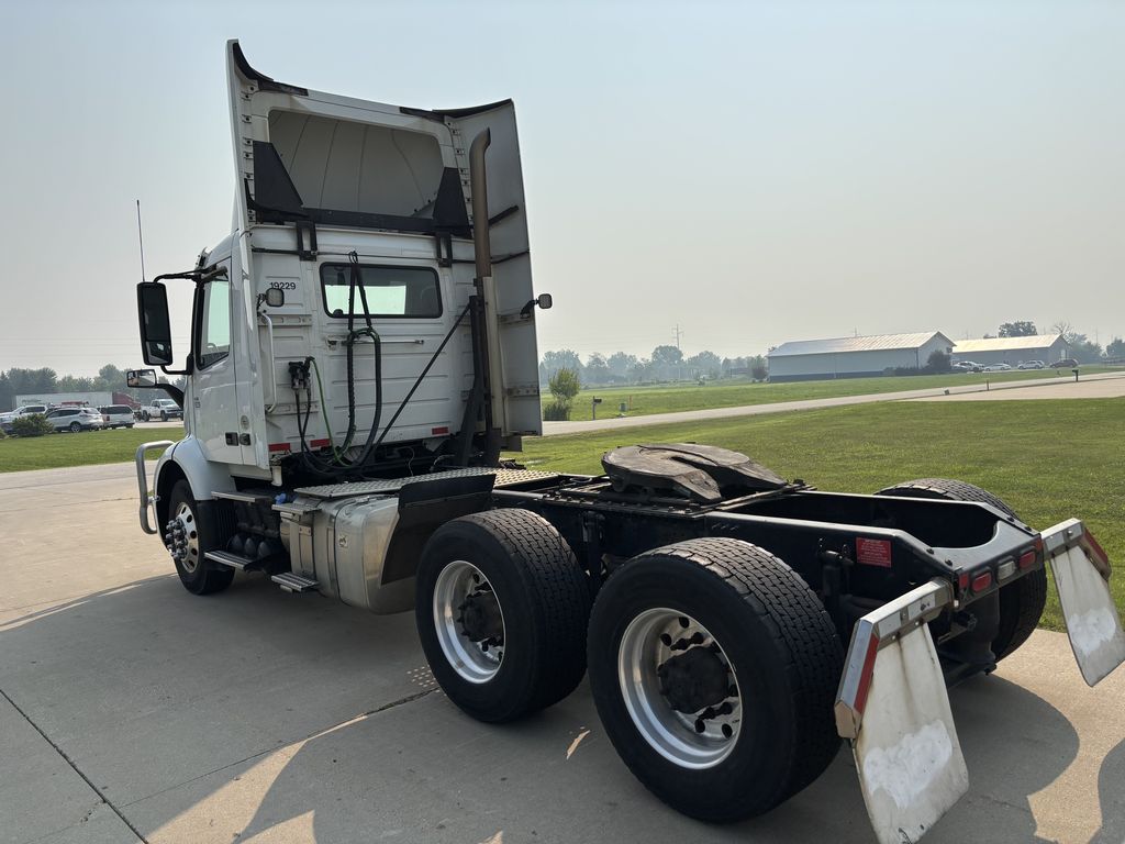 Slide images of 2020 VOLVO VNR