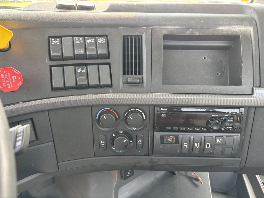 Slide images of 2020 VOLVO VNR