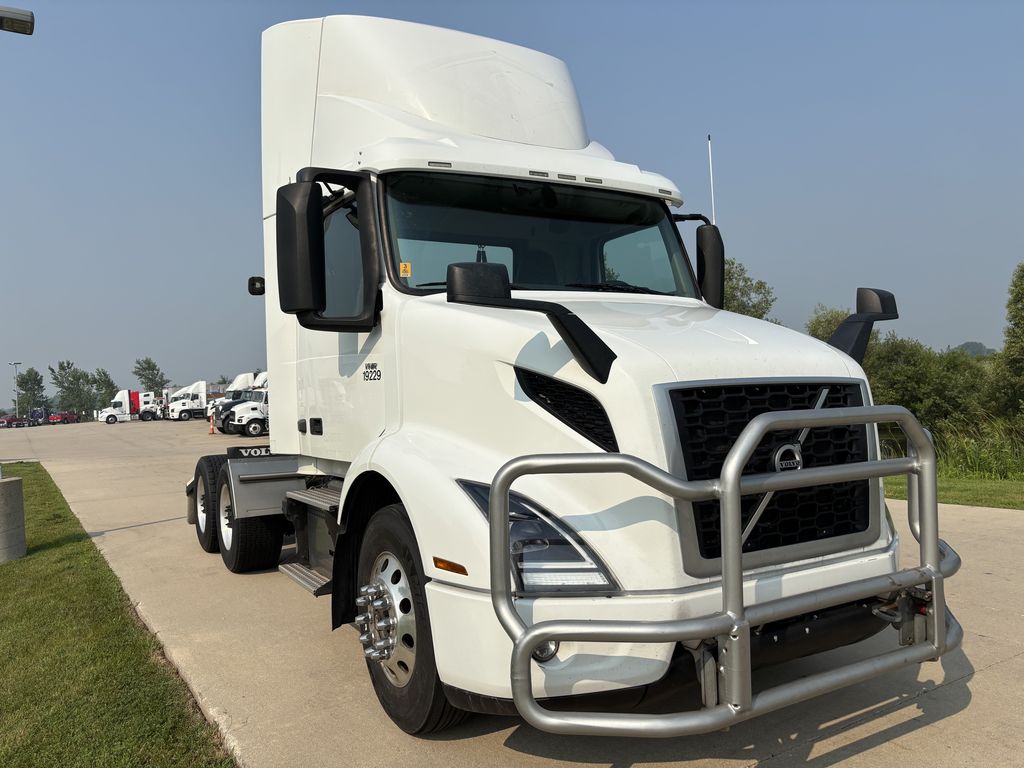 Slide images of 2020 VOLVO VNR
