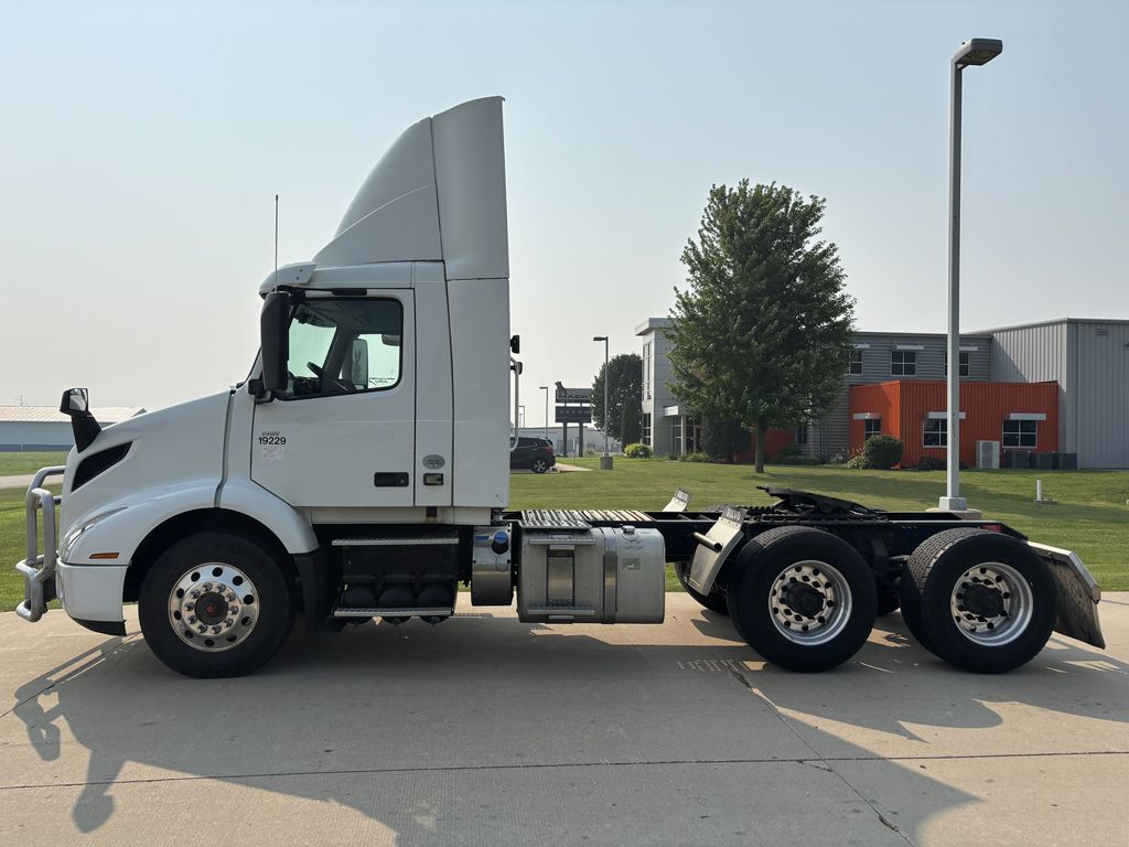 Slide images of 2020 VOLVO VNR