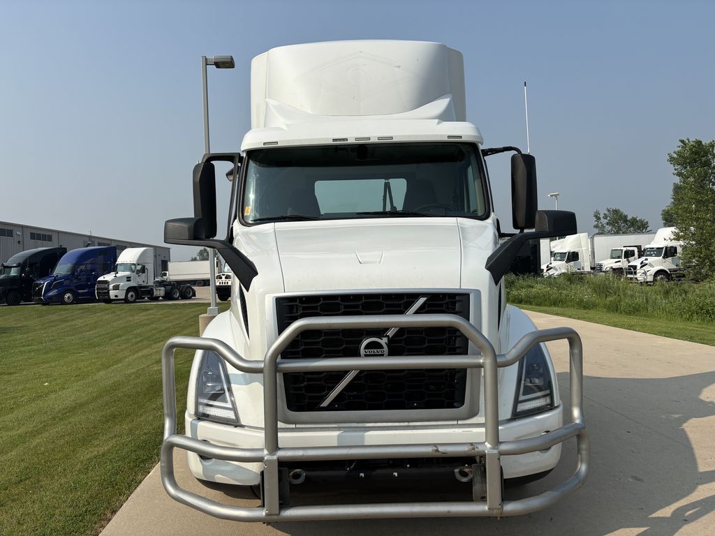 Slide images of 2020 VOLVO VNR