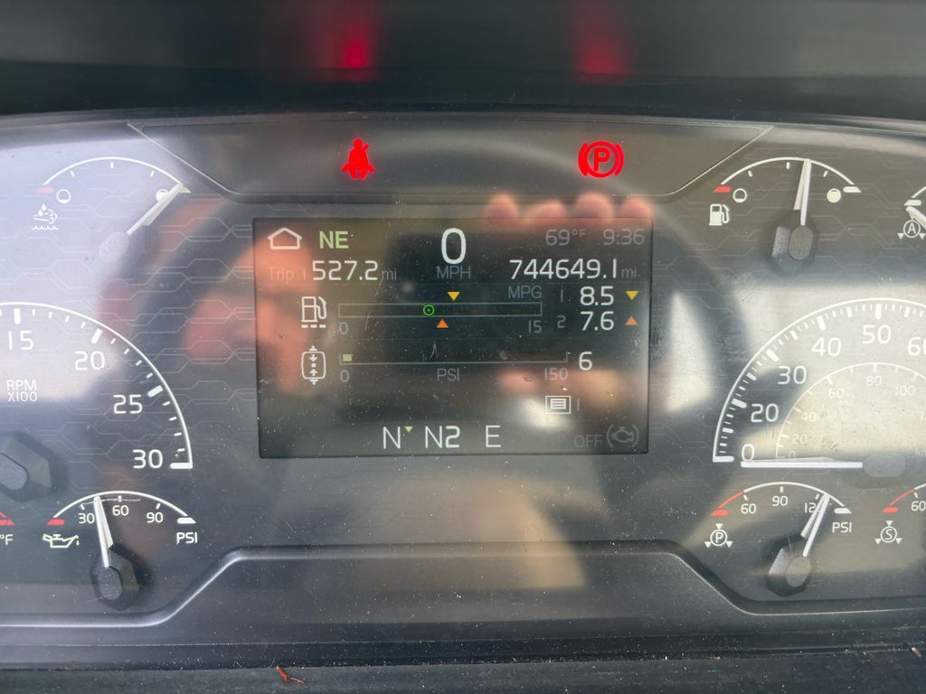 Slide images of 2020 VOLVO VNR