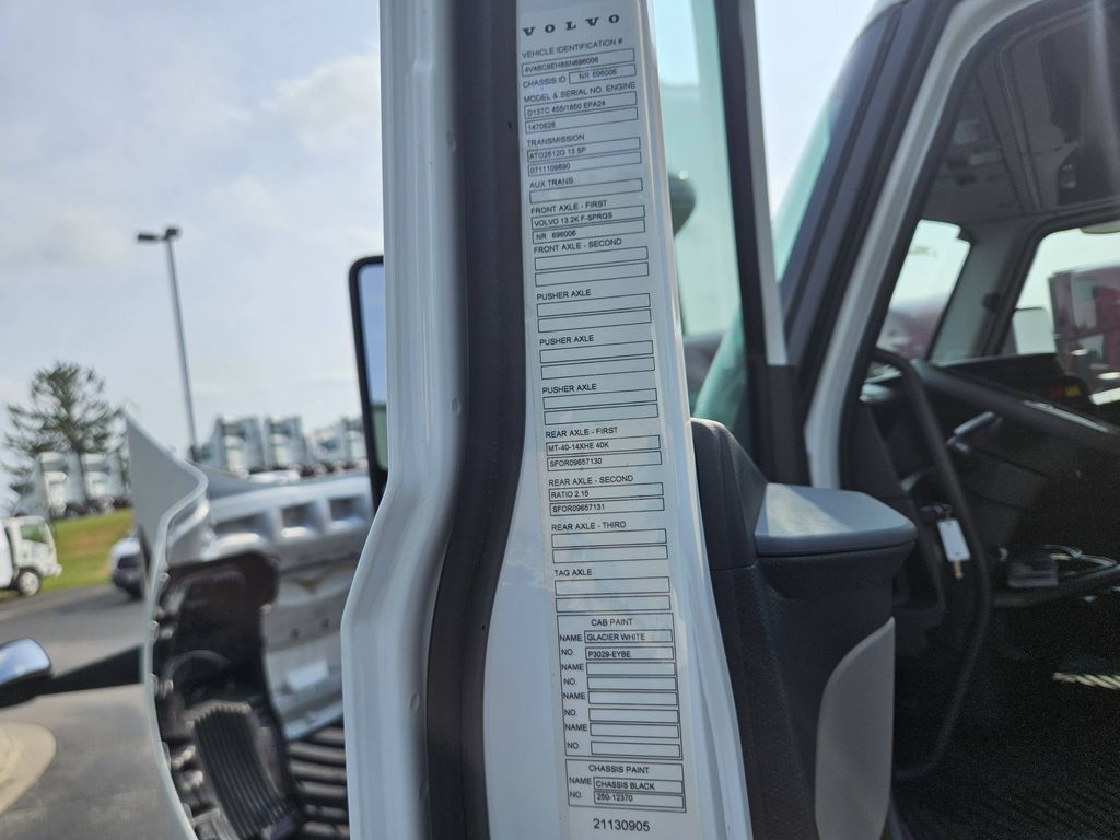 Slide images of 2025 VOLVO VNL64T860