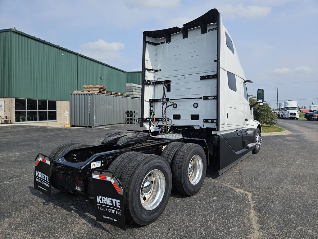 Slide images of 2025 VOLVO VNL64T860
