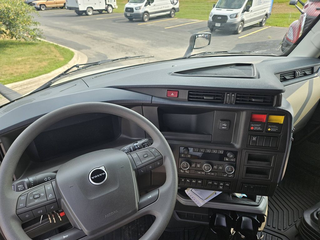 Slide images of 2025 VOLVO VNL64T860
