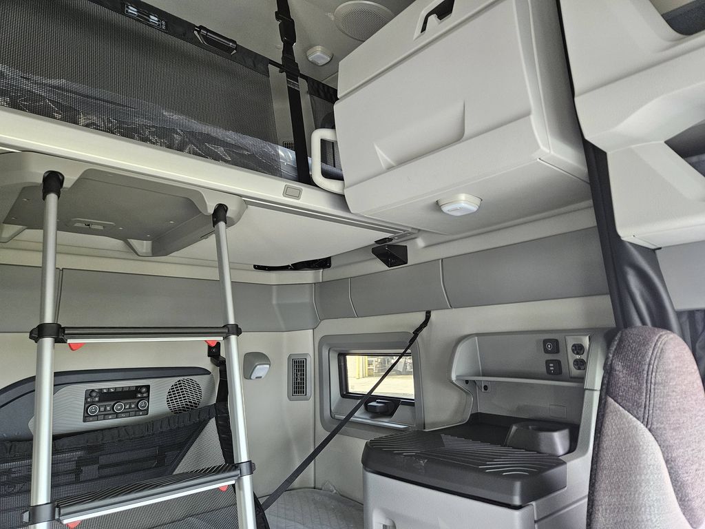 Slide images of 2025 VOLVO VNL64T860