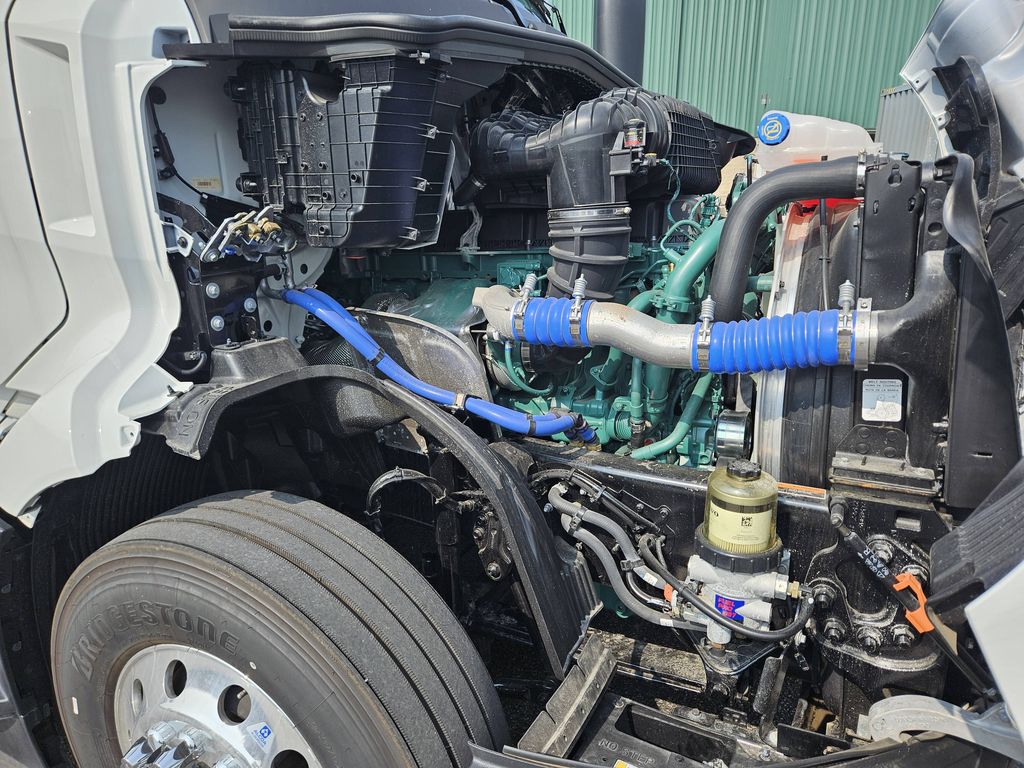 Slide images of 2025 VOLVO VNL64T860