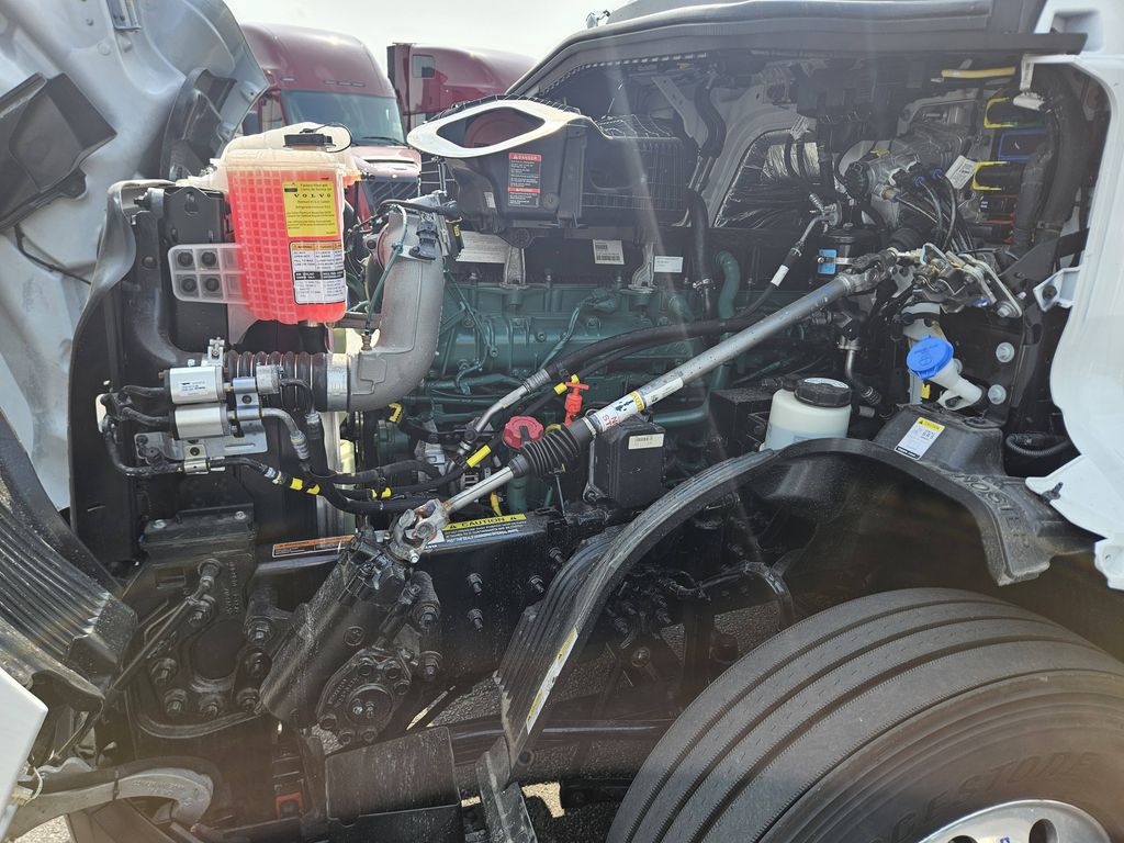 Slide images of 2025 VOLVO VNL64T860