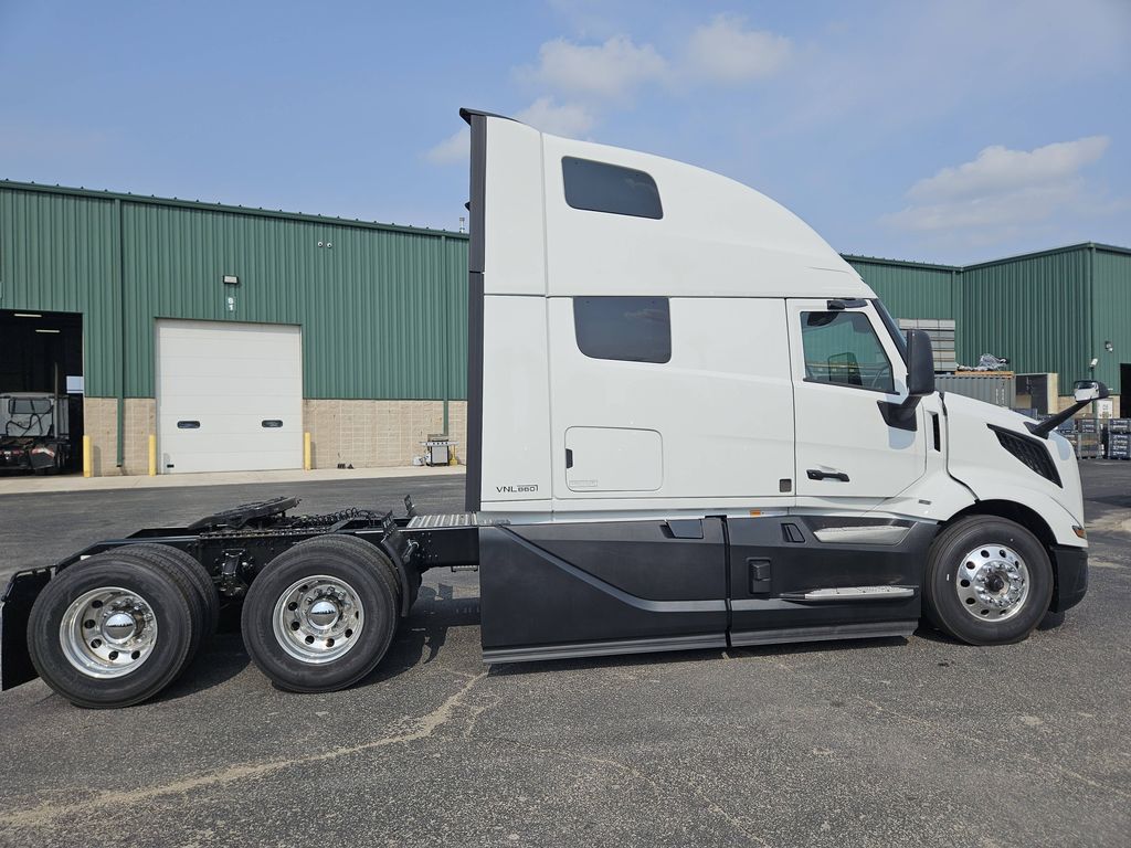 Slide images of 2025 VOLVO VNL64T860