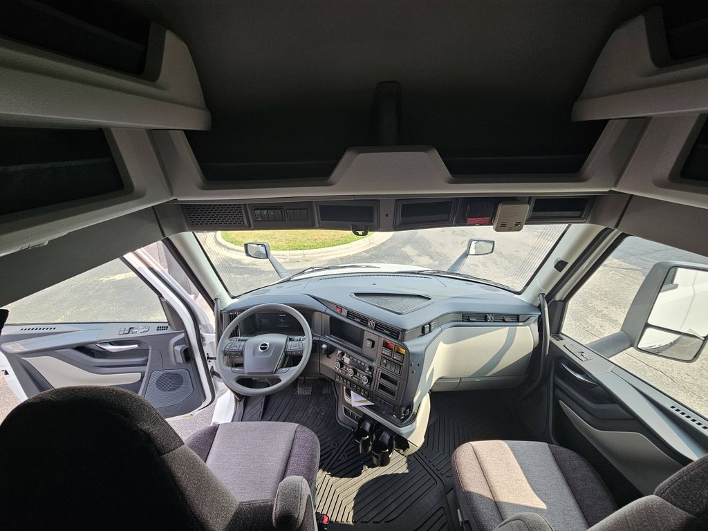 Slide images of 2025 VOLVO VNL64T860