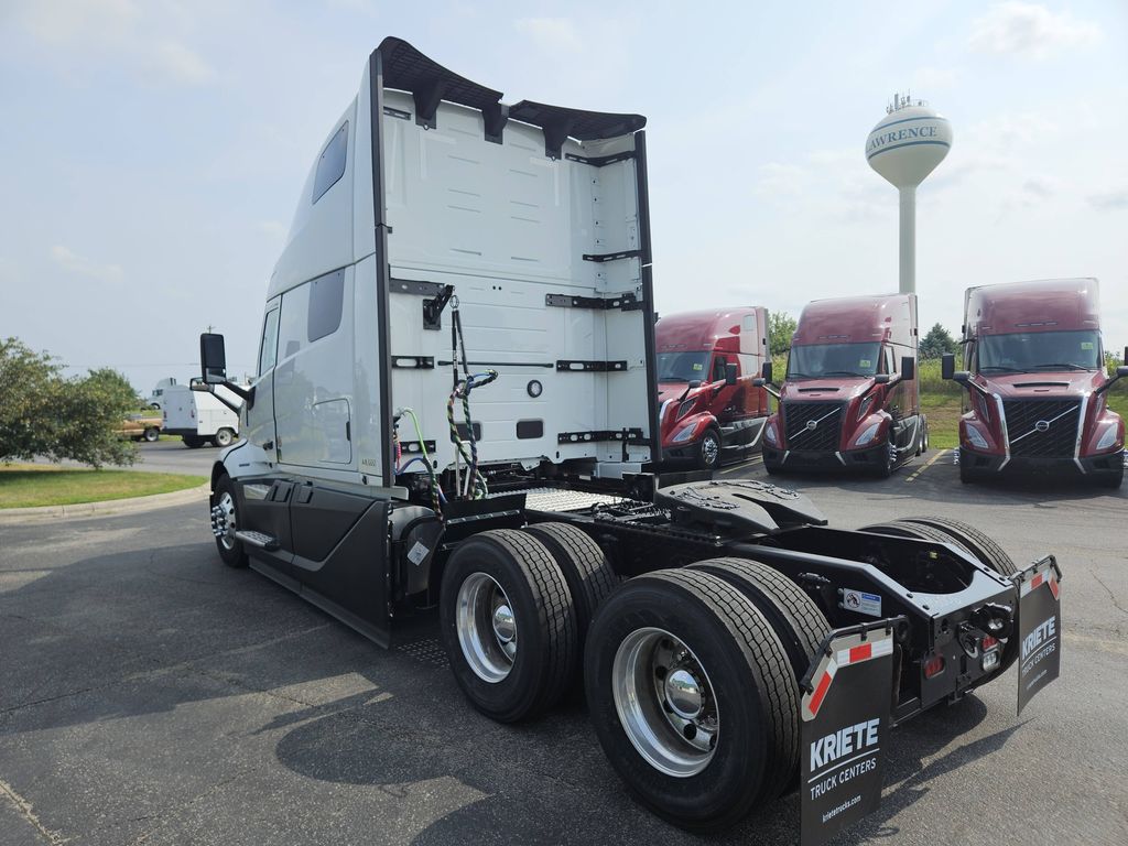 Slide images of 2025 VOLVO VNL64T860