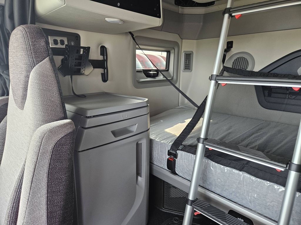 Slide images of 2025 VOLVO VNL64T860
