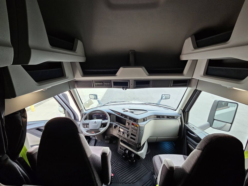 Slide images of 2026 VOLVO VNL64T860