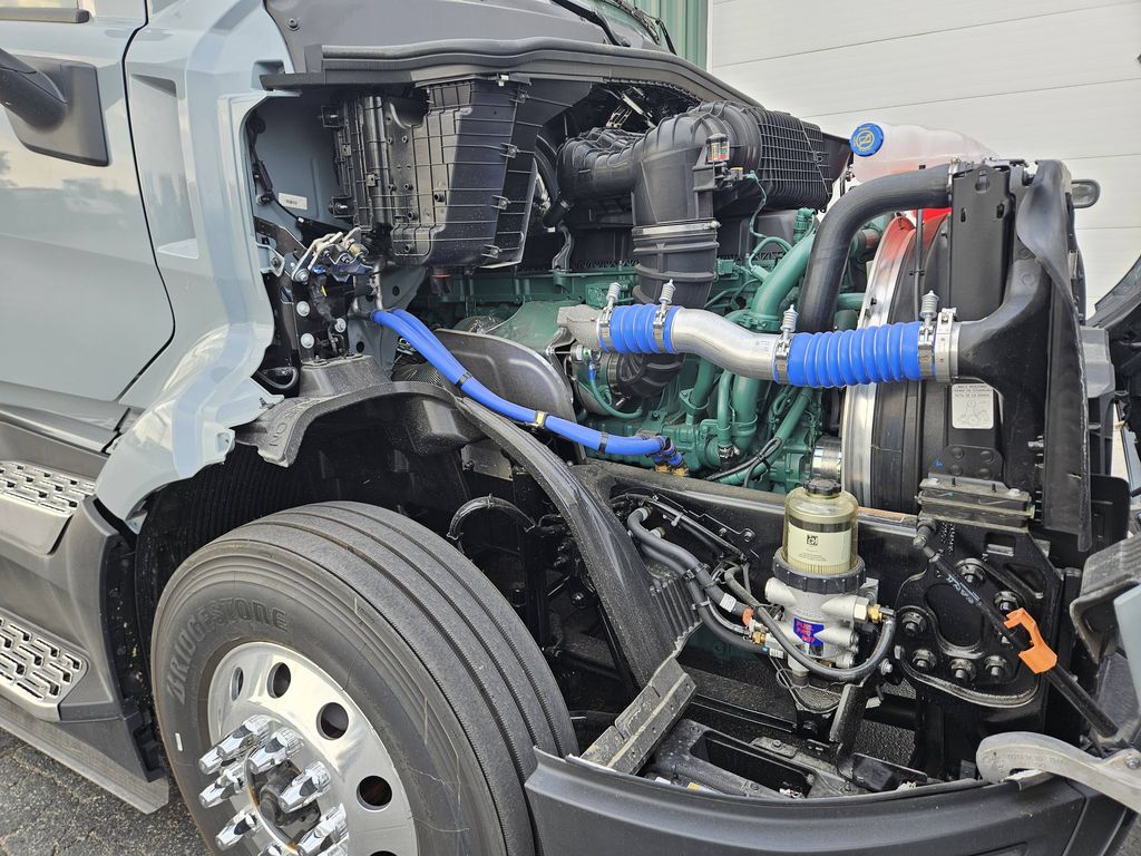 Slide images of 2026 VOLVO VNL64T860