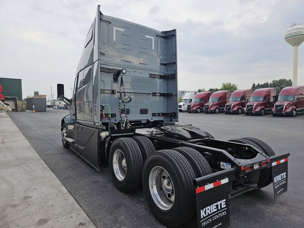 Slide images of 2026 VOLVO VNL64T860