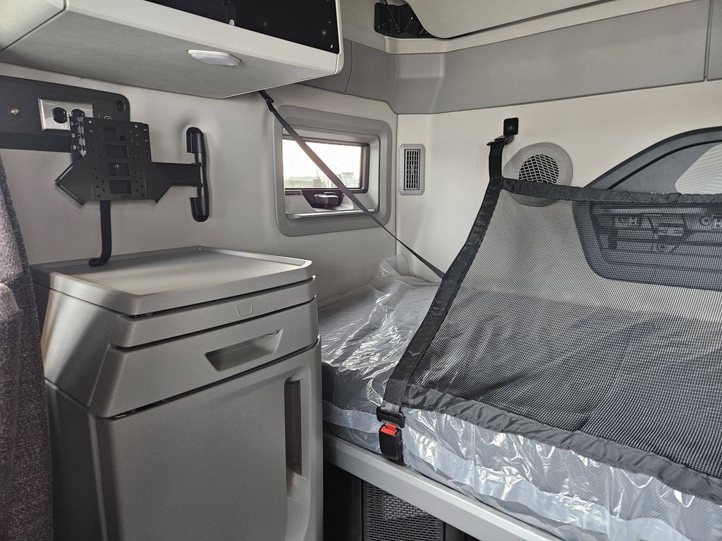Slide images of 2026 VOLVO VNL64T860