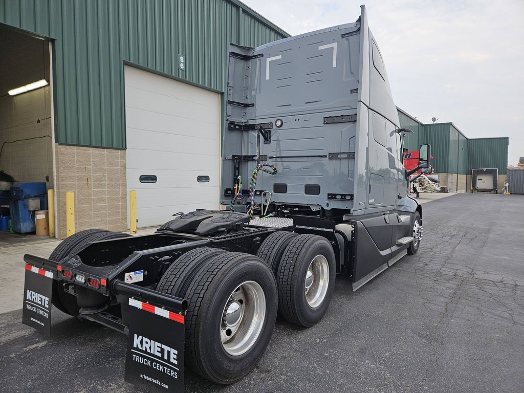 Slide images of 2026 VOLVO VNL64T860