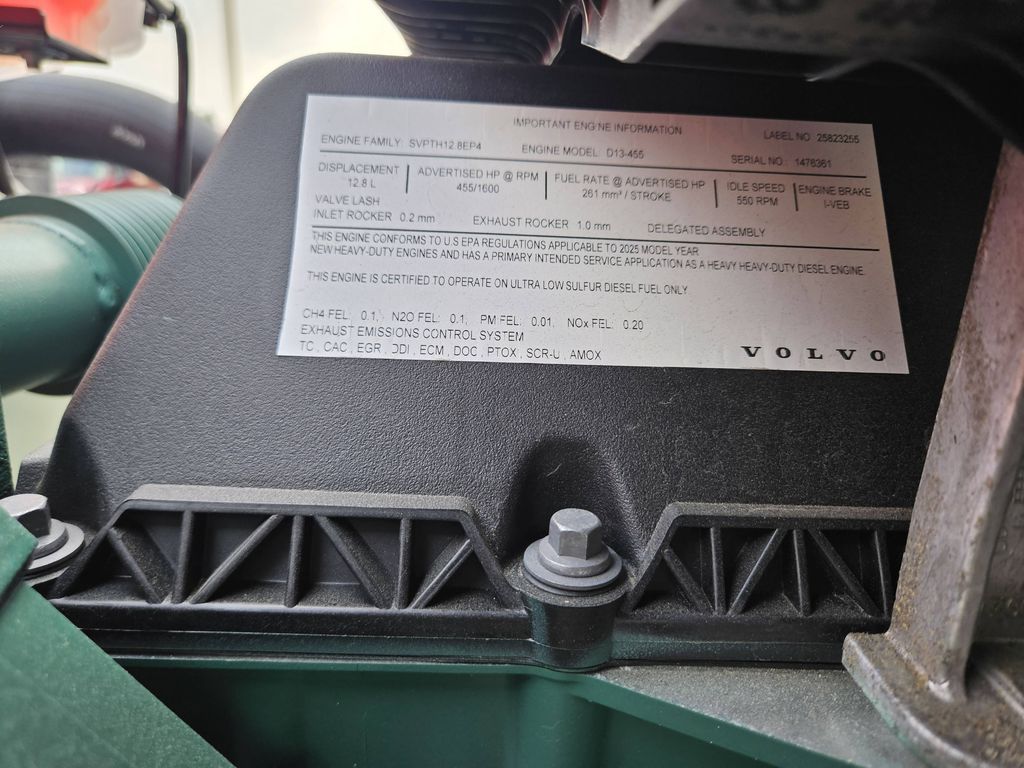 Slide images of 2026 VOLVO VNL64T860