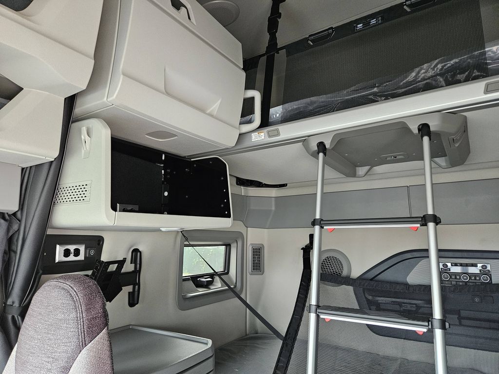Slide images of 2026 VOLVO VNL64T860