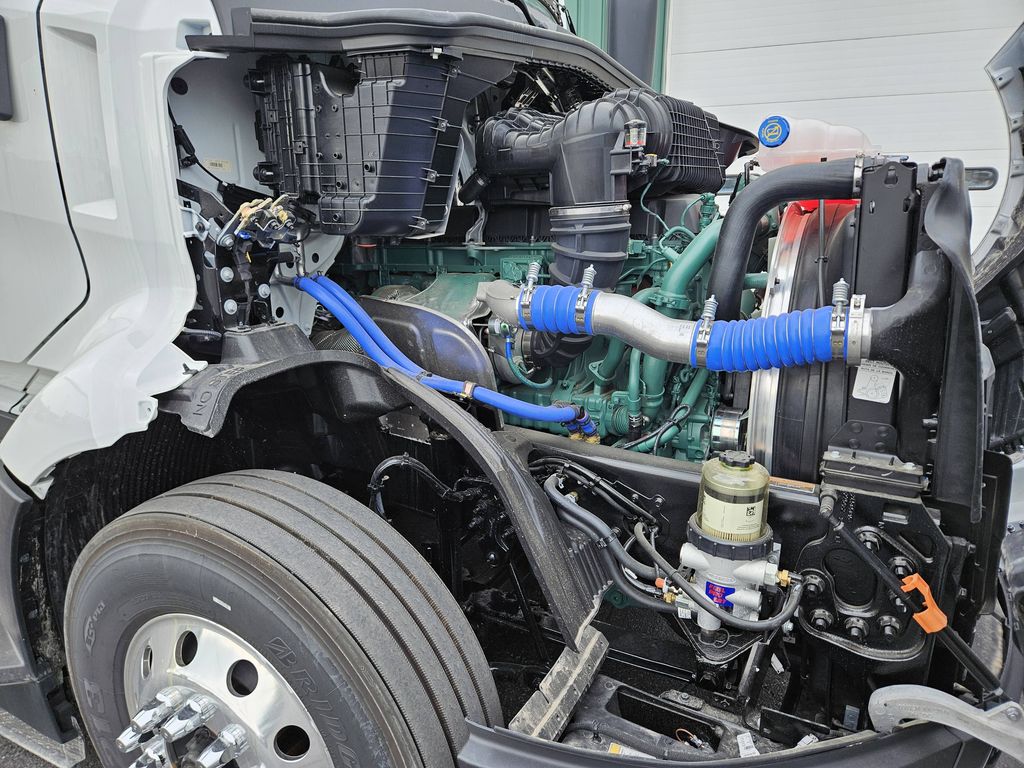 Slide images of 2026 VOLVO VNL64T860