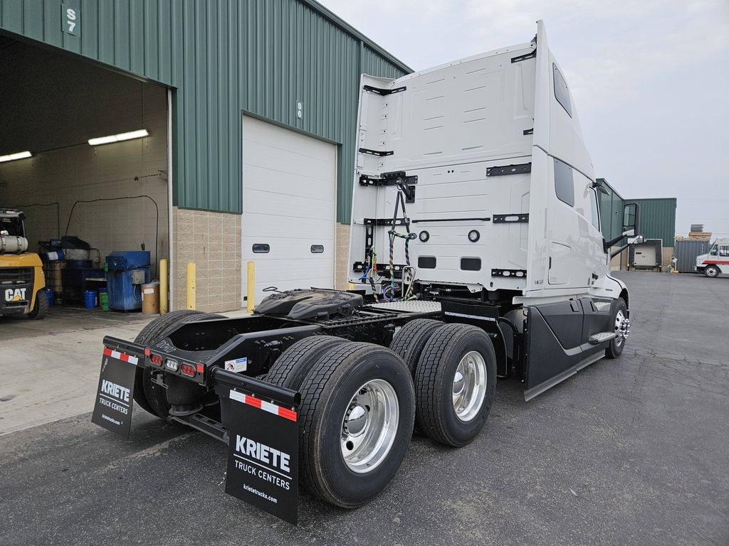 Slide images of 2026 VOLVO VNL64T860