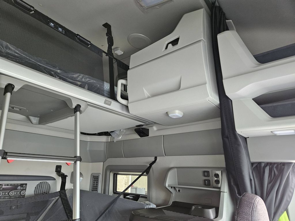 Slide images of 2026 VOLVO VNL64T860