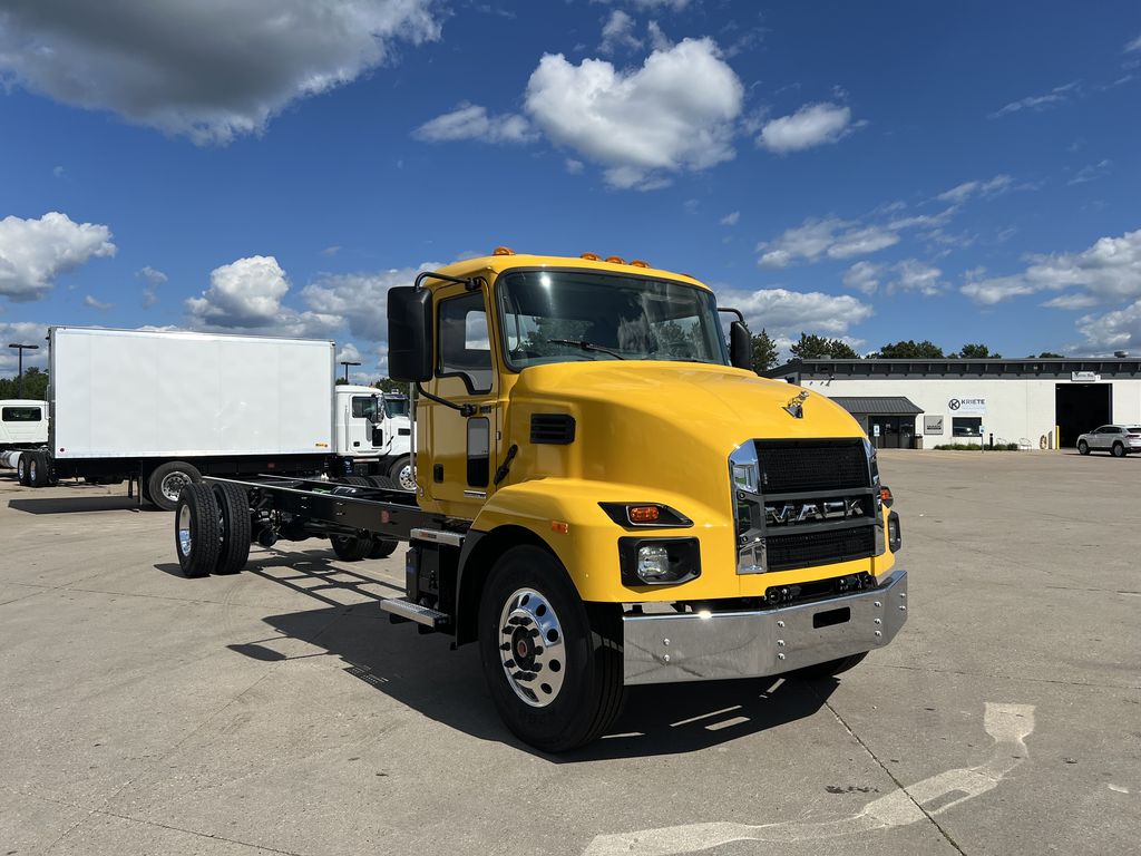 Slide images of 2025 MACK MD642