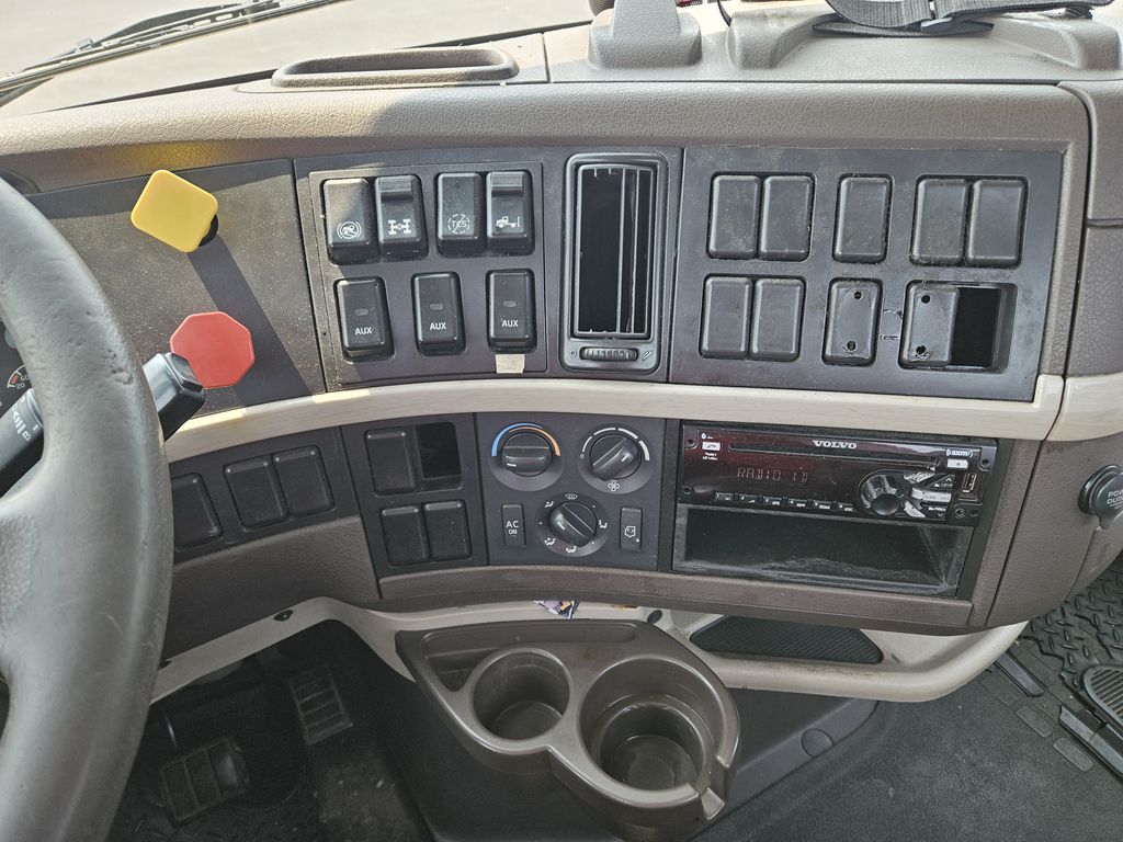 Slide images of 2017 VOLVO VN