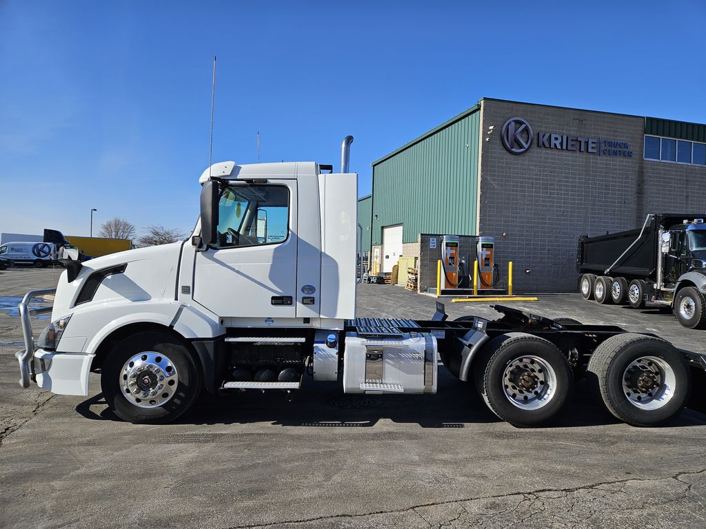 Slide images of 2017 VOLVO VN