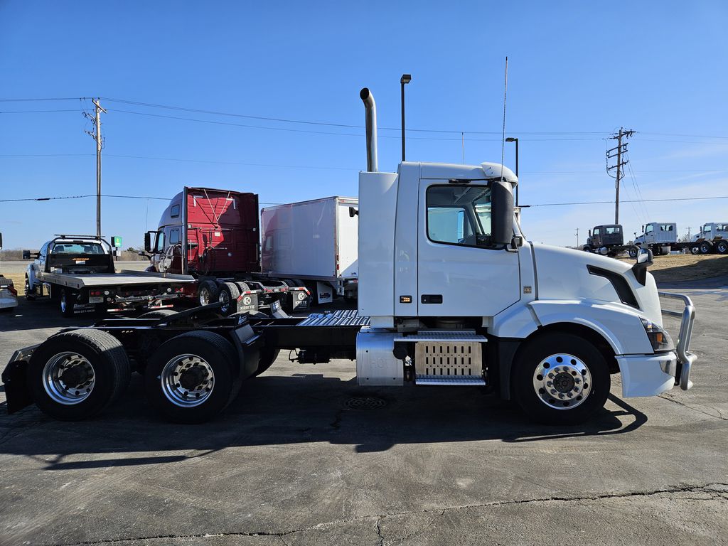 Slide images of 2017 VOLVO VN