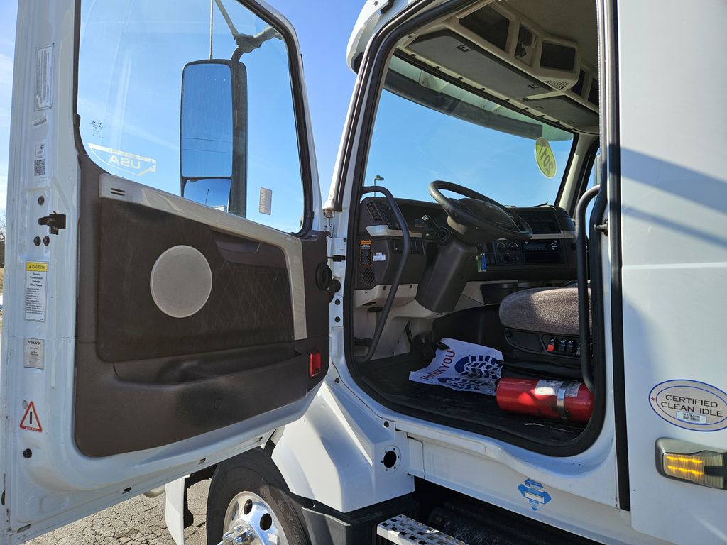 Slide images of 2017 VOLVO VN