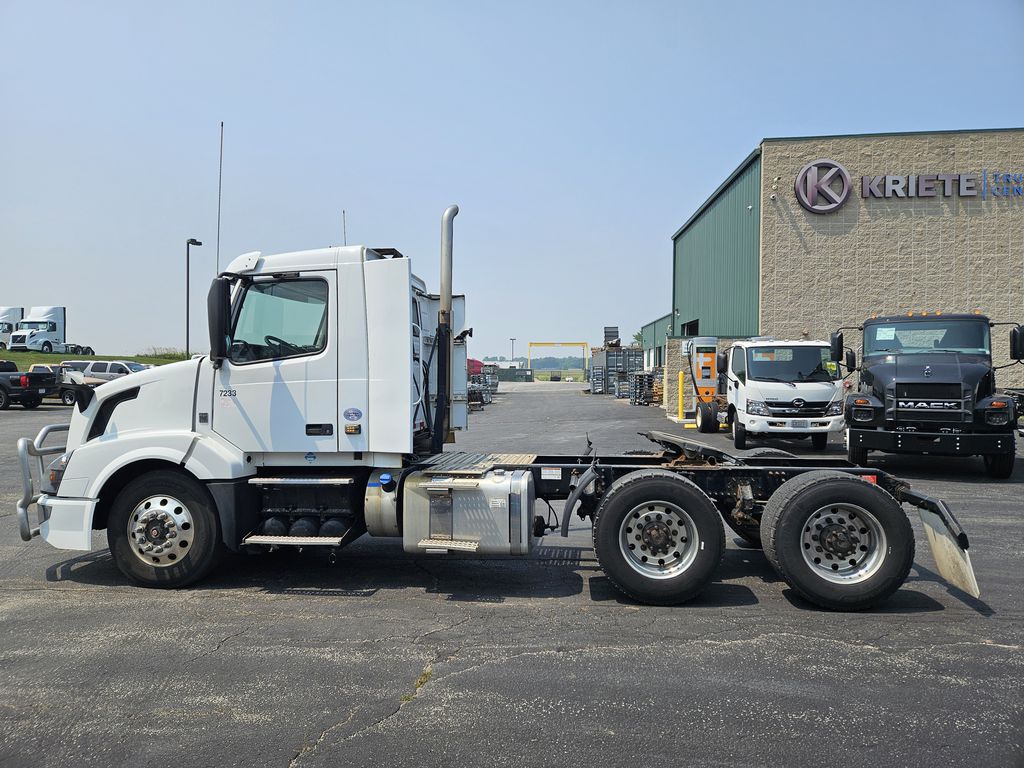 Slide images of 2017 VOLVO VN