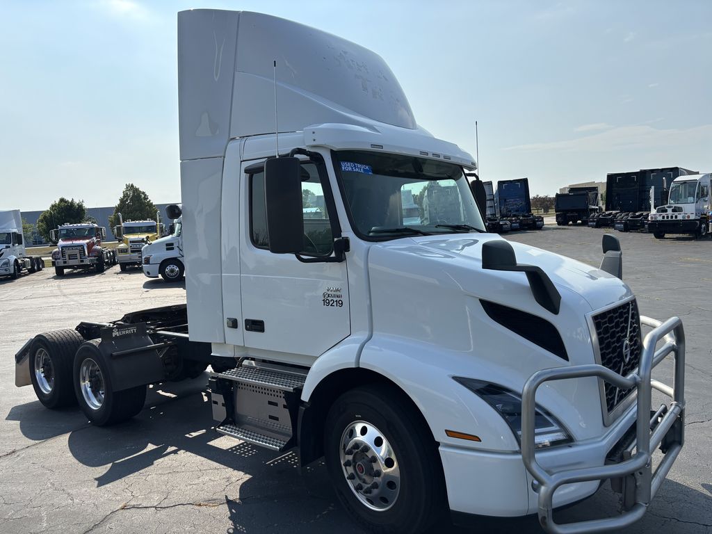 Slide images of 2020 VOLVO VNR
