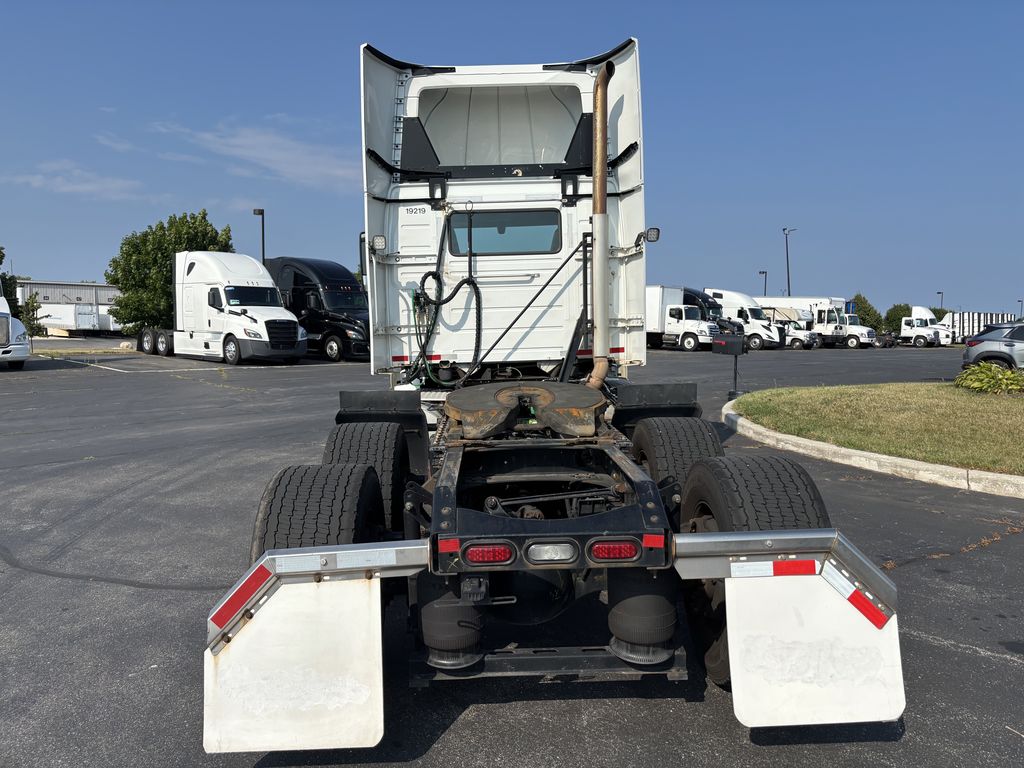Slide images of 2020 VOLVO VNR