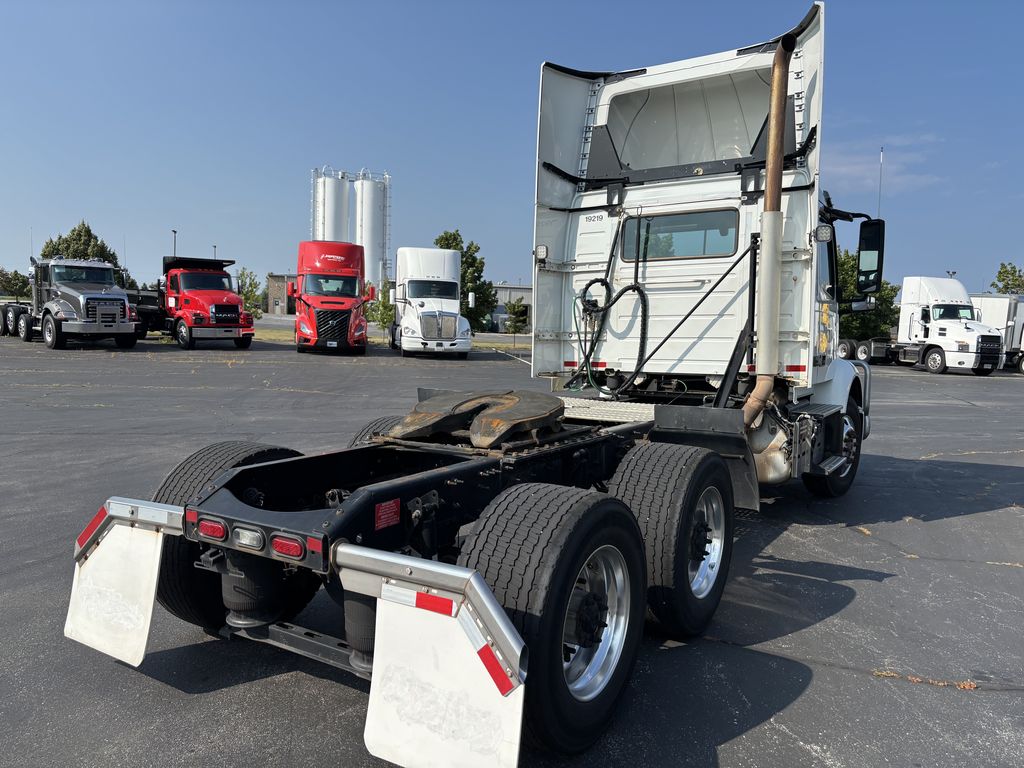 Slide images of 2020 VOLVO VNR