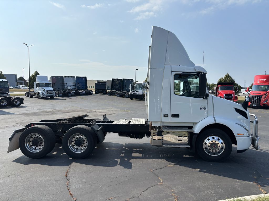 Slide images of 2020 VOLVO VNR