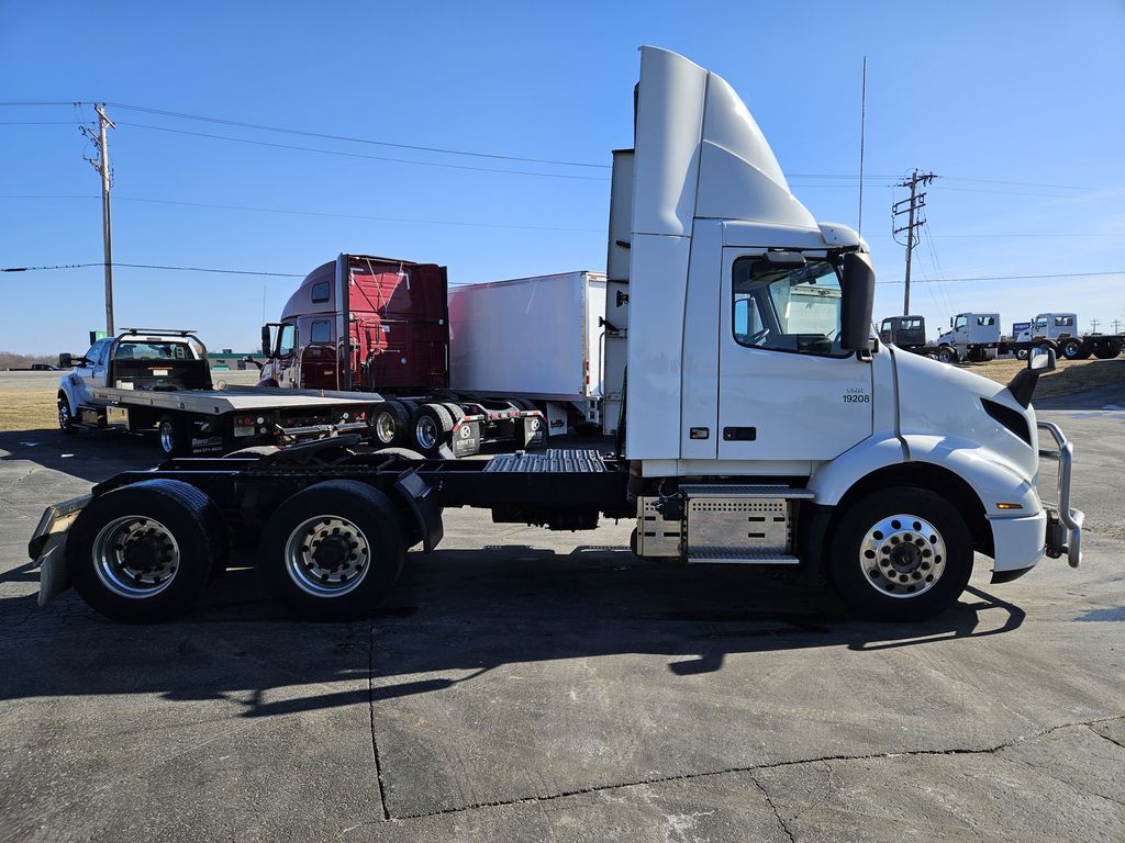 Slide images of 2019 VOLVO VNR