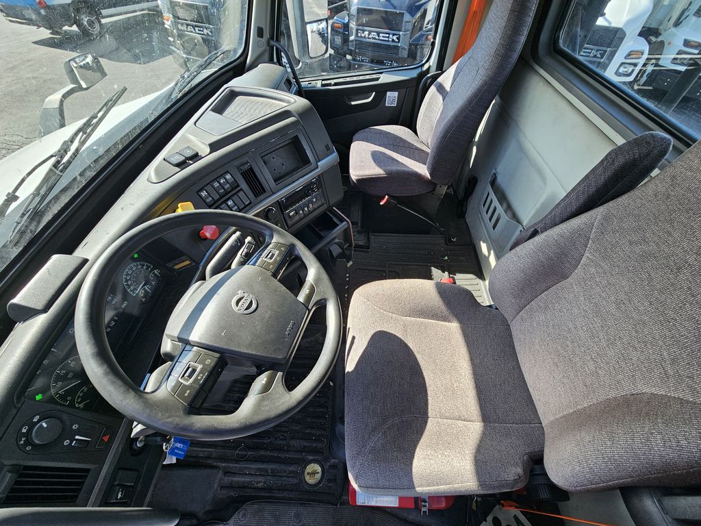 Slide images of 2019 VOLVO VNR 