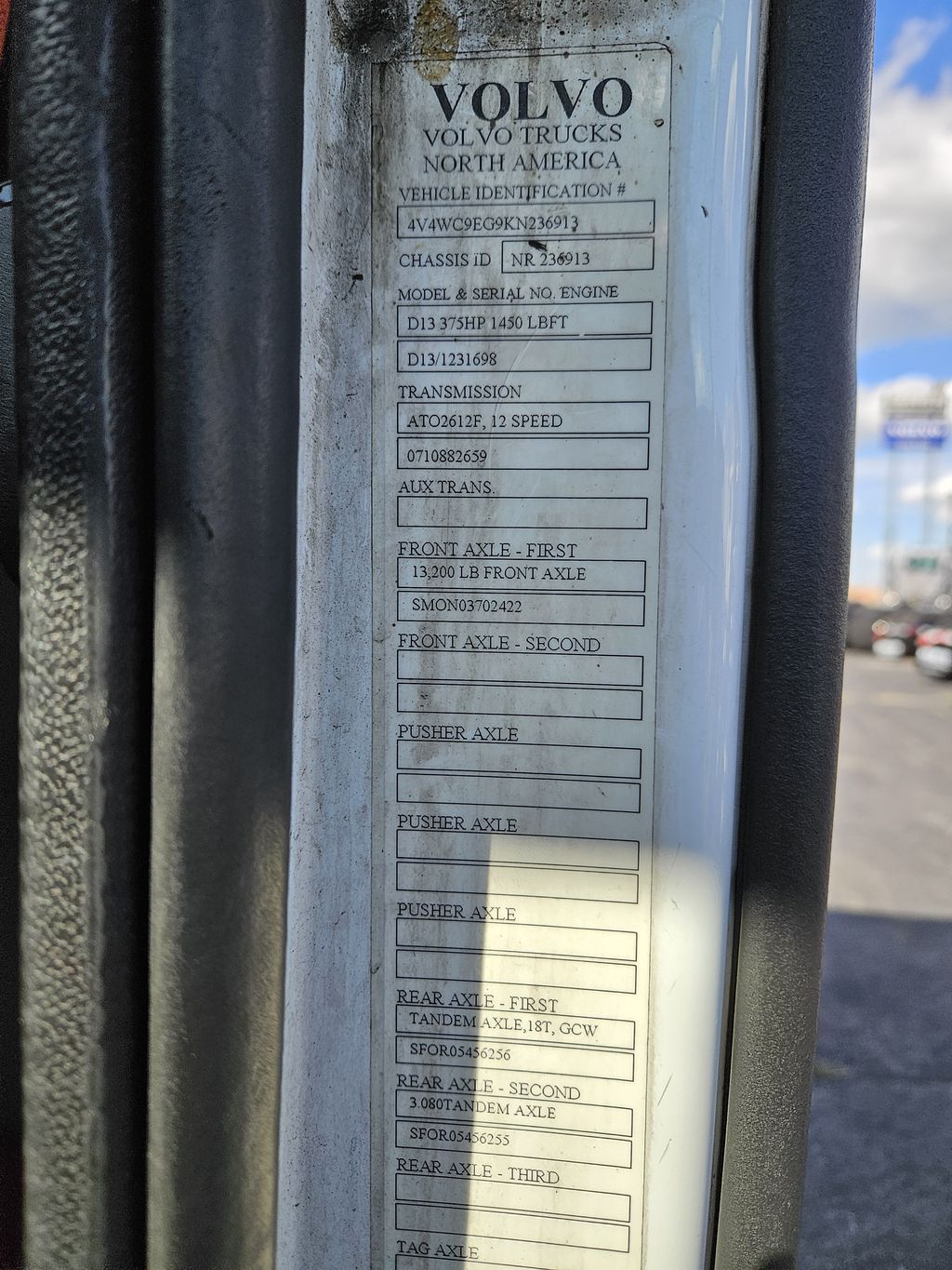 Slide images of 2019 VOLVO VNR 