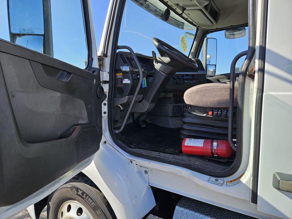 Slide images of 2019 VOLVO VNR
