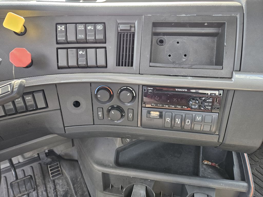 Slide images of 2019 VOLVO VNR 