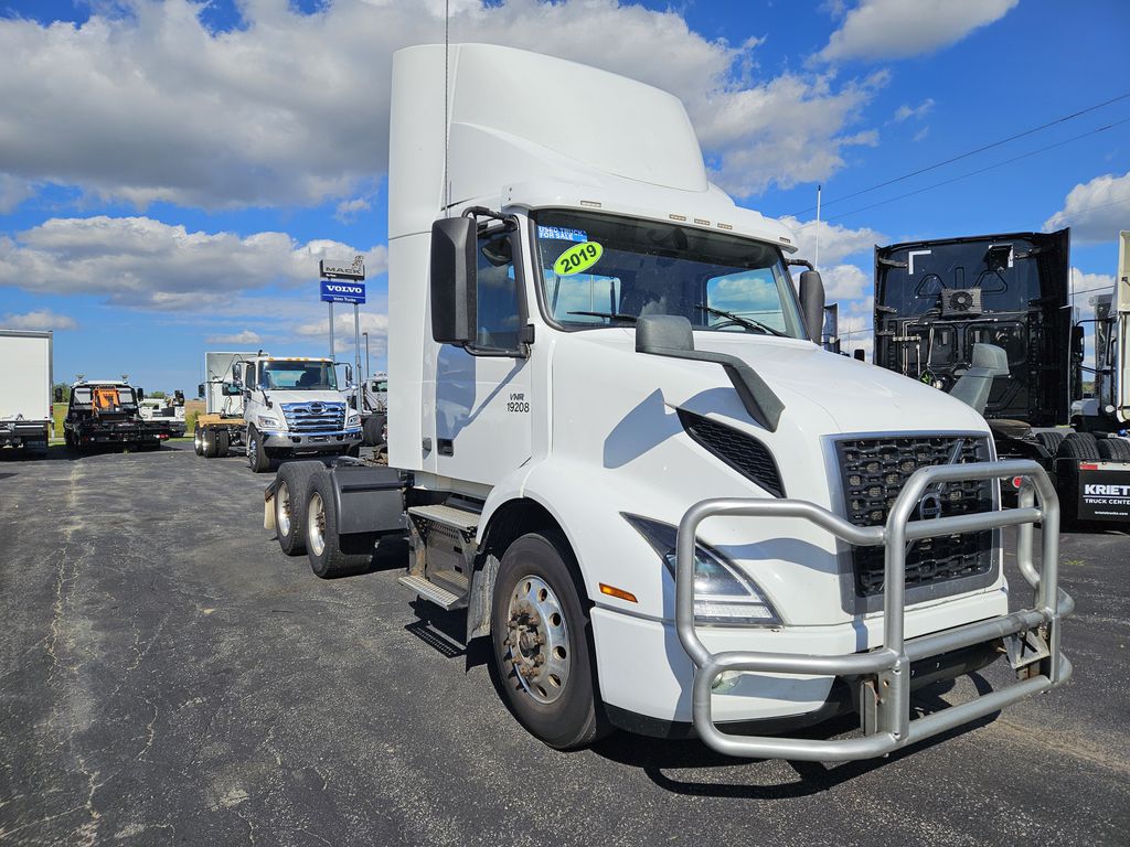 Slide images of 2019 VOLVO VNR 