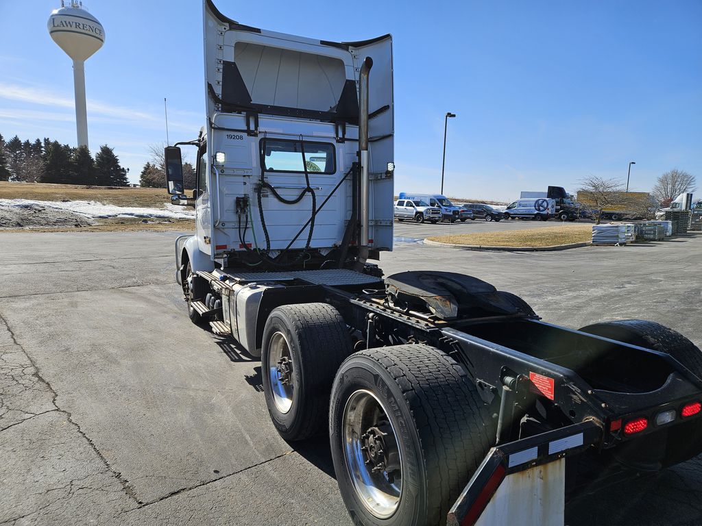 Slide images of 2019 VOLVO VNR