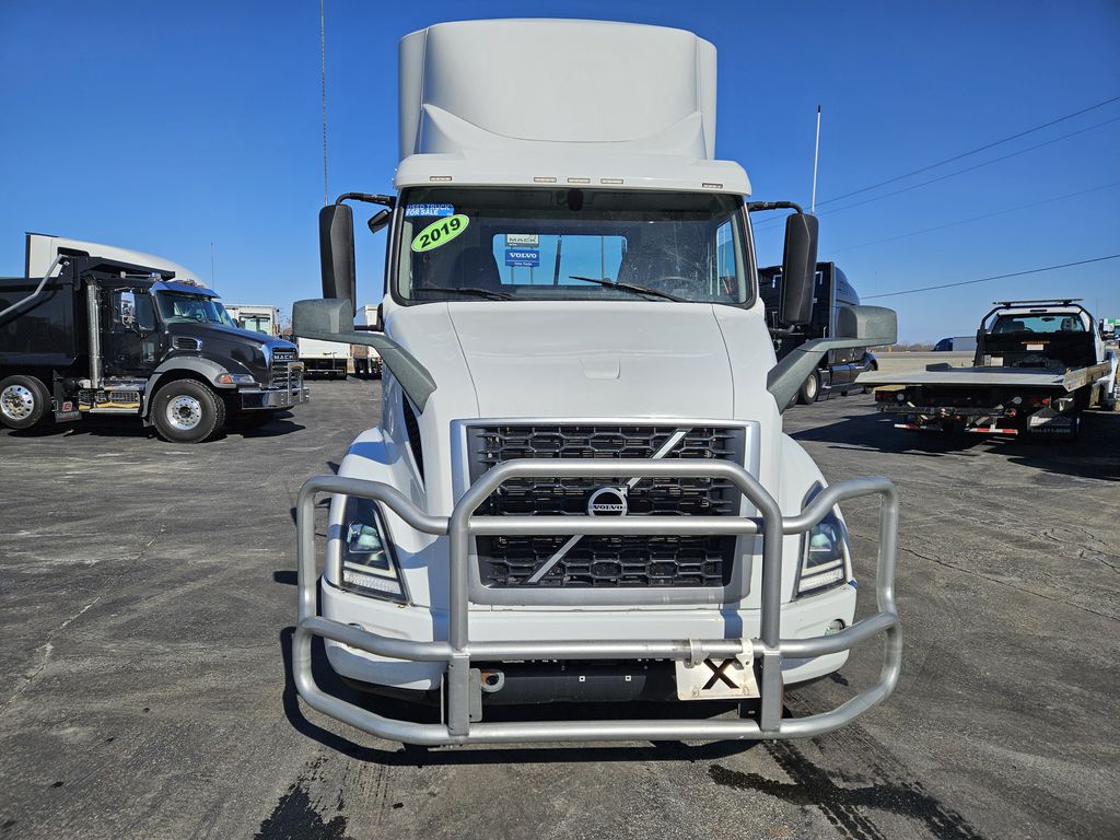 Slide images of 2019 VOLVO VNR