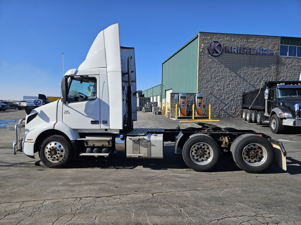 Slide images of 2019 VOLVO VNR