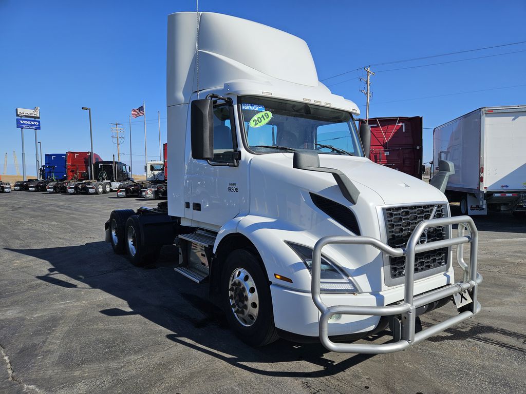 Slide images of 2019 VOLVO VNR