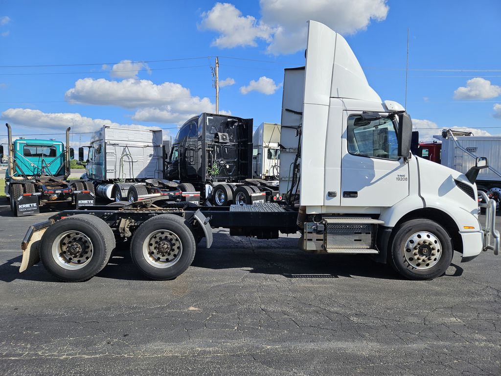 Slide images of 2019 VOLVO VNR 