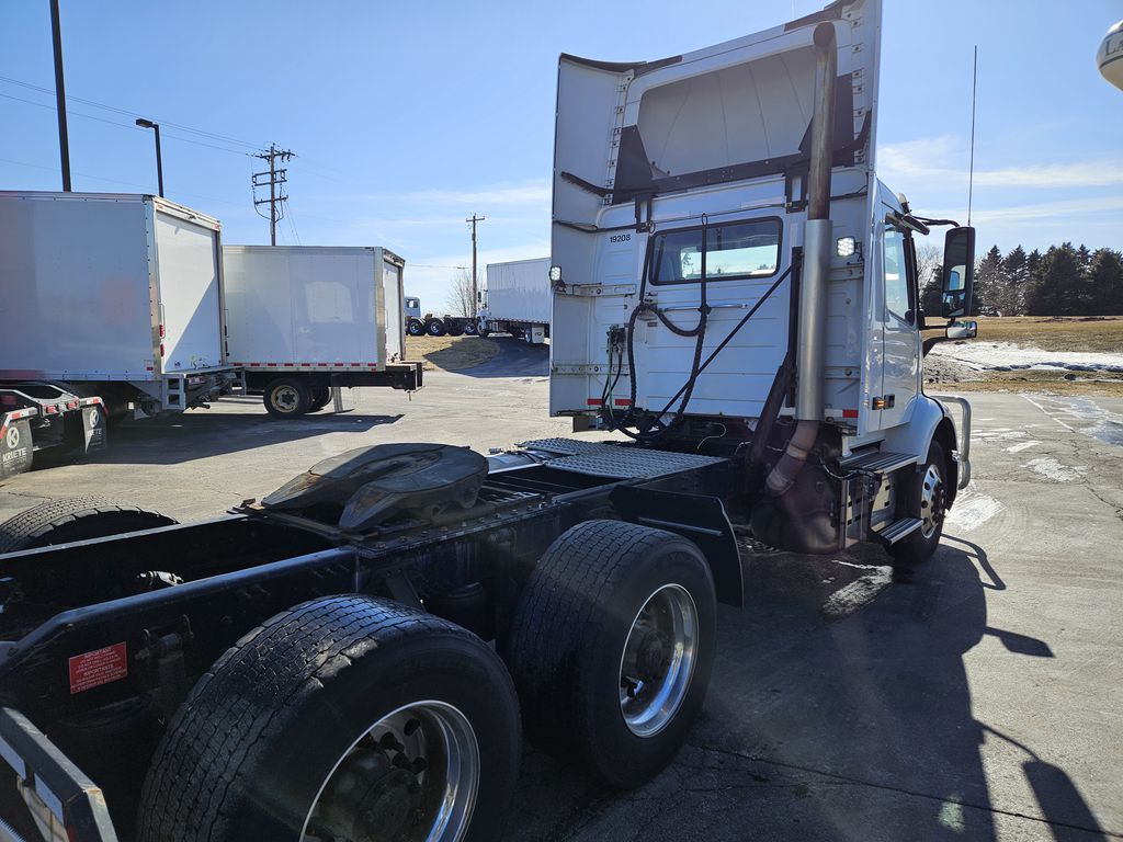 Slide images of 2019 VOLVO VNR